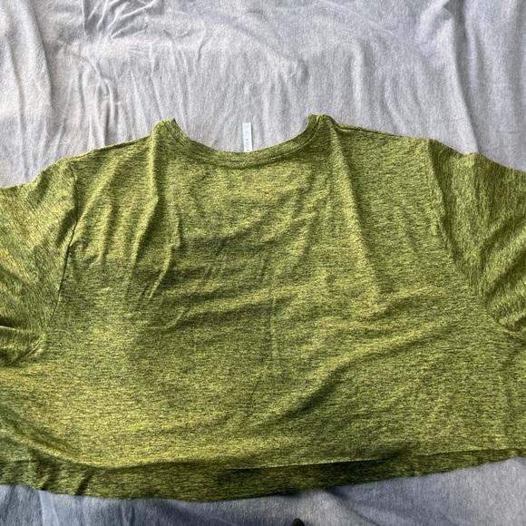 Fabletics Heathered Green Short Sleeve Crop Top - Picture 3 of 3